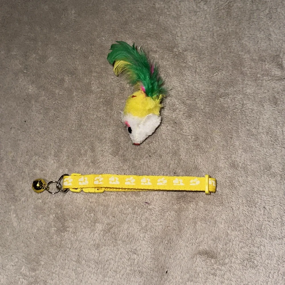 Cat adjustable yellow collar with paw print and yellow/white toy mouse new
